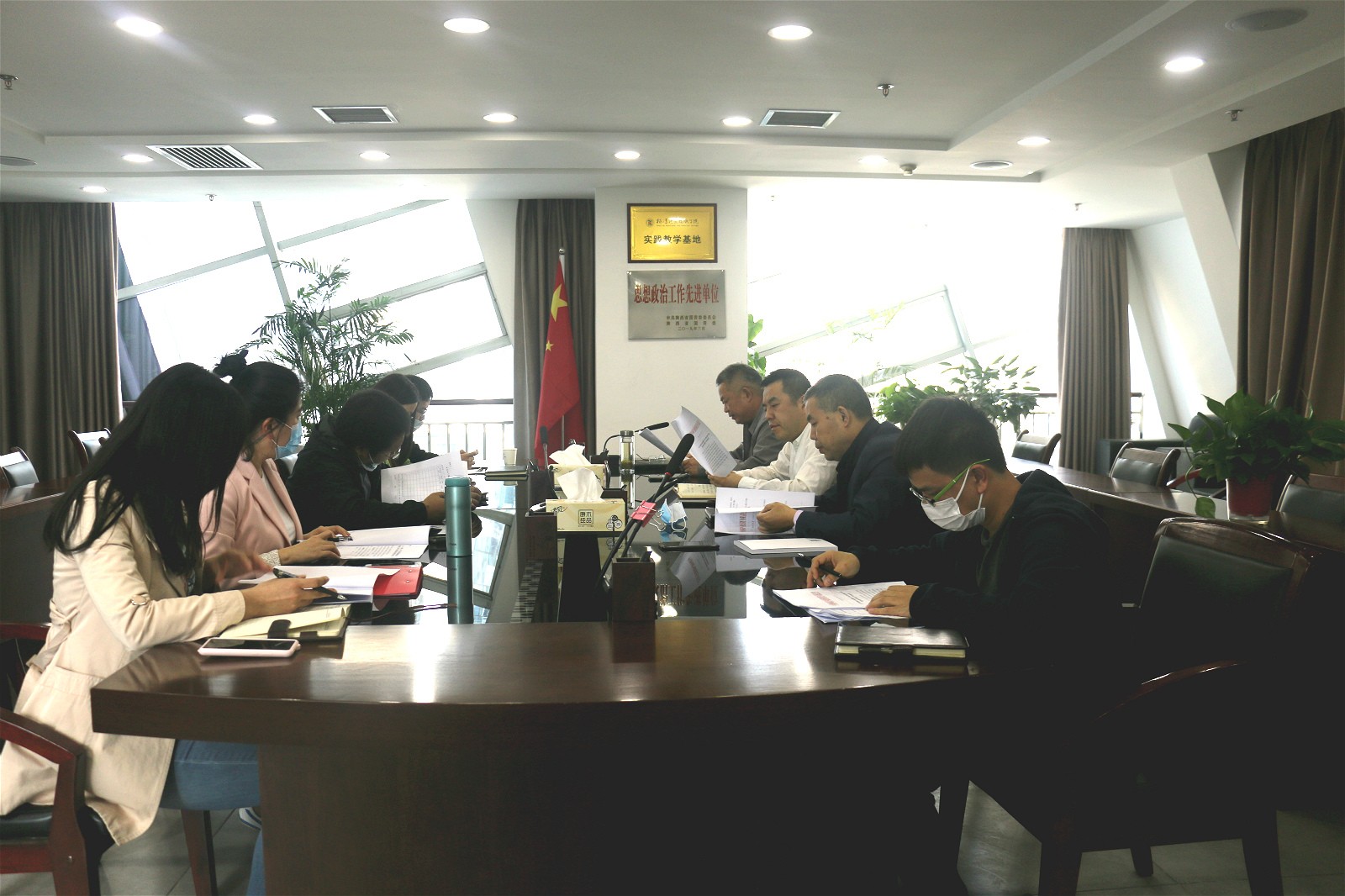 關于領導干部違規插手干預項目建設和礦產開發突出問題整改工作專題會議.jpg