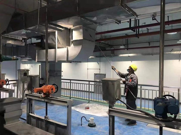 白鹿原水生態中心項目施工人員給除臭管道刷漆_副本.jpg