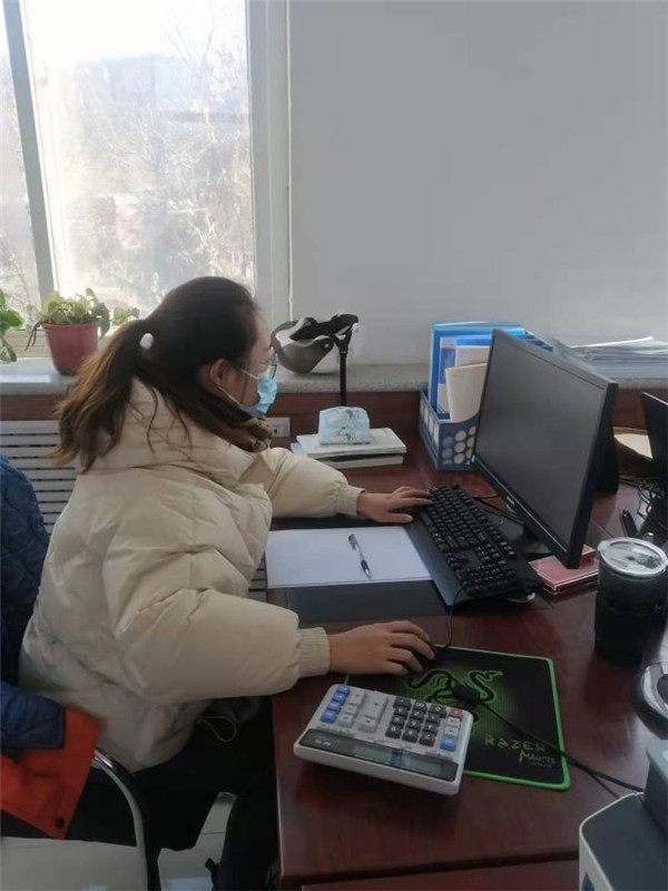 王莉莉協助縣住建局同志整合資料.jpg